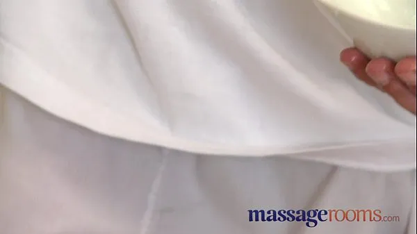 HD Massage Rooms Mature woman with hairy pussy given orgasm میری فلمیں